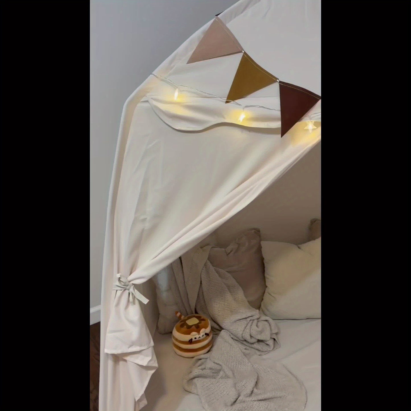 Extra Large Kids Play Tent With Flags, Portable & Foldable Teepee, Indoor Outdoor Dome Tent Playhouse, Bed Tent Bed Canopy For Boys & Girls, 59x39x59 In, Toys Not Include, Christmas & Halloween